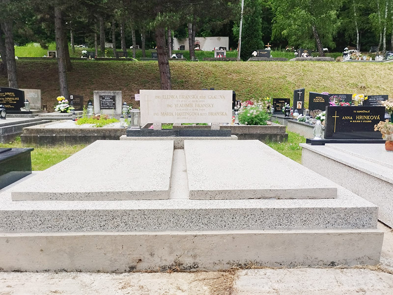Po čistení a obnove písma hrobového miesta